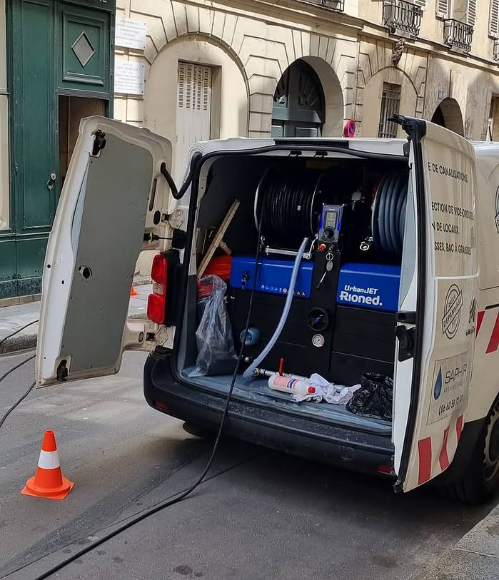 Véhicule équipé pour une intervention de débouchage et de curage